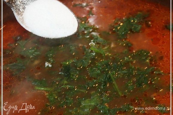 И еще минут через десять, мелко нарезанную зелень с чесноком высыпаем в кастрюлю. Перемешиваем деликатно и доводим «на соль».