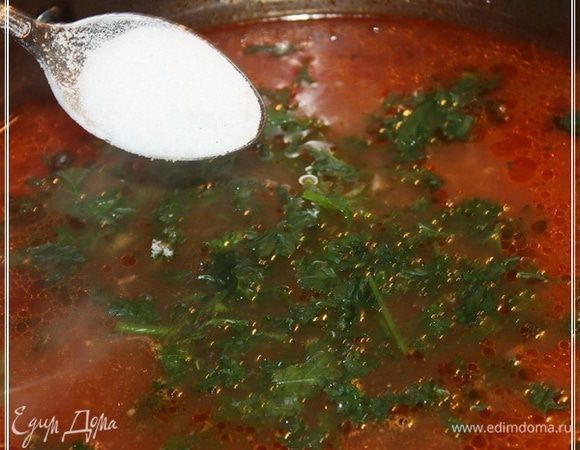 И еще минут через десять, мелко нарезанную зелень с чесноком высыпаем в кастрюлю. Перемешиваем деликатно и доводим «на соль».