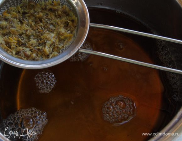 Процедить через сито.