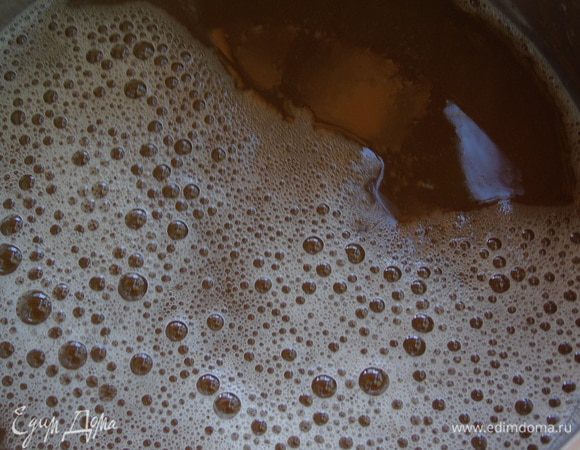 Добавить яблочный сок и мед, который при желании можно заменить медом. Размешать до полного растворения меда. Подавать холодным.