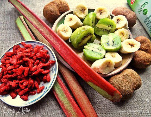 Ягоды, ревень промываем, фрукты очищаем.