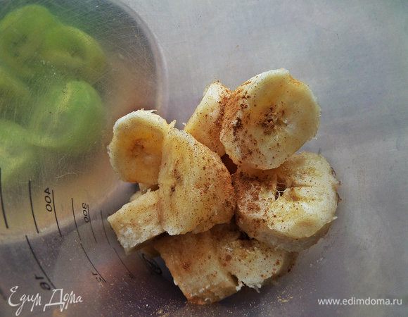 Банан нарезать на кружочки, посыпать корицей, ванилью.