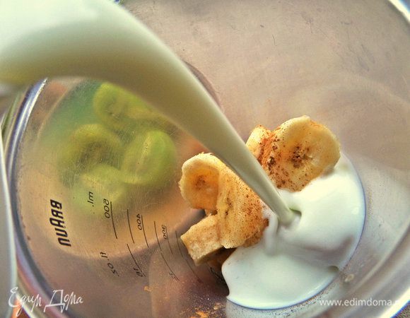 Влить охлаждённый кефир в стакан для взбивания на бананы.