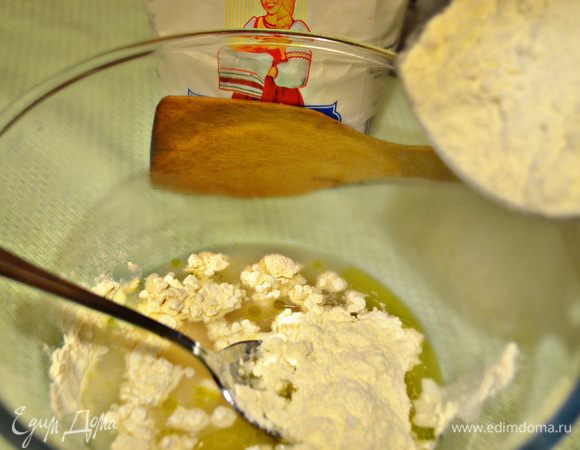 Для теста в миску влить теплую воду, добавить мёд, соль, оливковое масло и сухие дрожжи, хорошо размешать. Затем добавить муку и замесить тесто. Накрыть миску чистым полотенцем и оставить подниматься на 1 час в тёплое место. 