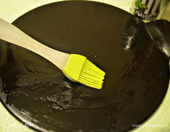 Духовку включить на 220 С. Форму для пиццы немного смазать оливковым маслом (у меня специальная форма для пиццы d=26 см) и выложить на неё тесто, слегка обмять и придать форму круга. Накрыть полотенцем и отставить на 10 минут.
