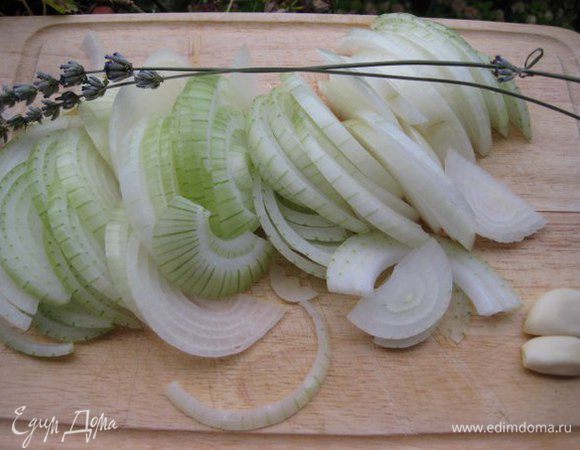 Репчатый лук нарезать тонкими полукольцами,у меня лук среднего размера 2 штуки. Чеснок очистить.