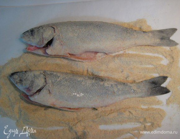 Обвалять рыбу в панировке.