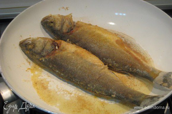 Обжарить рыбу на оливковом масле на среднем огне по 4 минуты с каждой стороны до золотистой корочки. Переложить в тарелку.