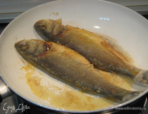 Обжарить рыбу на оливковом масле на среднем огне по 4 минуты с каждой стороны до золотистой корочки. Переложить в тарелку.