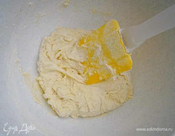 Смешать дрожжи с оставшейся жидкостью, перемешать и частями, просеивая муку, замесить мягкое тесто. Сначала тесто будет липким, но муки не добавлять! Тесто нужно не просто вымешивать, а сильно ударять об стол, подкатывать в шарик, снова ударять и снова подкатывать и так, пока тесто не будет отставать от рук и стола. В конце замеса ввести соль и мягкое масло.