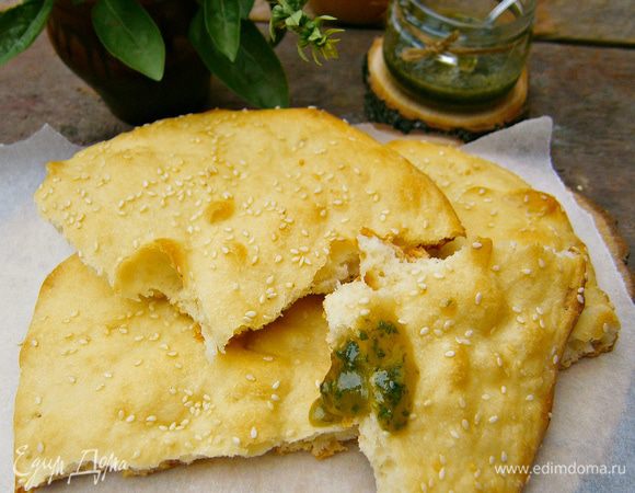 Выпекать лепешку в разогретой духовке при температуре 220 С в течении 15 минут или до золотистого цвета.
Подавать лепешку тёплой с базиликовым мёдом.
Наслаждайтесь!