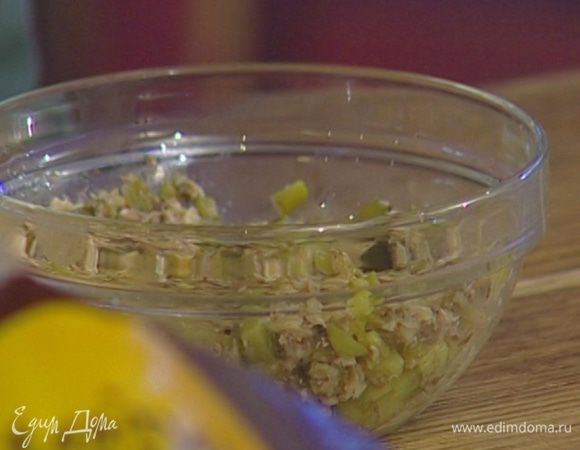 Добавить в шпроты 1 ст. ложку заправки, перемешать.