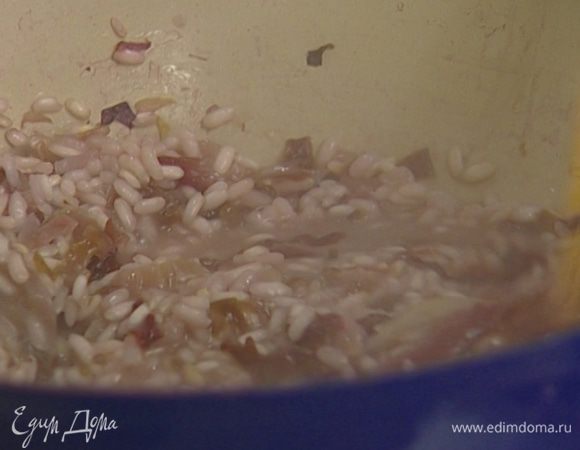 Добавить в ризотто размягченный лук-порей и оставшееся белое вино.