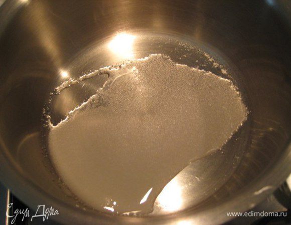 В сотейнике растопить сахар в воде.
