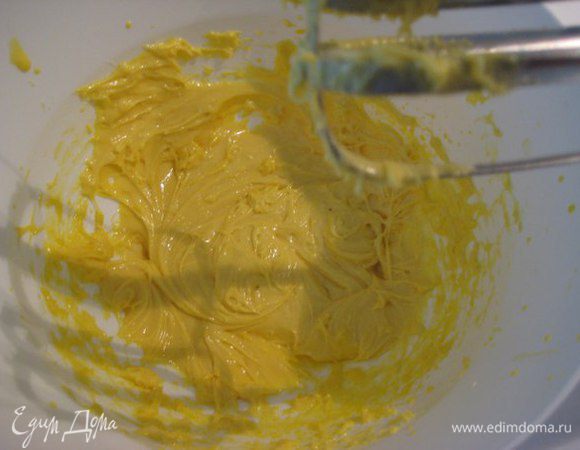 Шоколад растопить на водяной бане, добавить к желткам, пробить миксером, остудить.