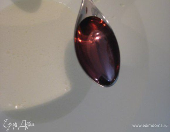 В холодные сливки влить сироп розы.