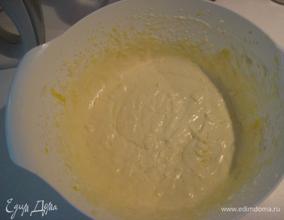 Смешать сливки с шоколадной массой, пробить миксером до однородности.
Разлить по порционным бокалам.
Поставить в морозильную камеру на час, мусс должен схватиться, но не замерзнуть полностью.