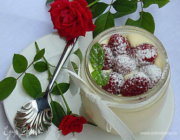 Украсить малиной, присыпать пудрой.