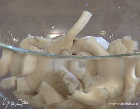 В сковороде разогреть растительное масло, выложить вешенки целиком, посолить, поперчить, перемешать и обжарить. 