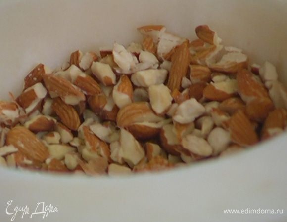 Горсть ореховой смеси измельчить в ступке, так чтобы остались крупные кусочки.