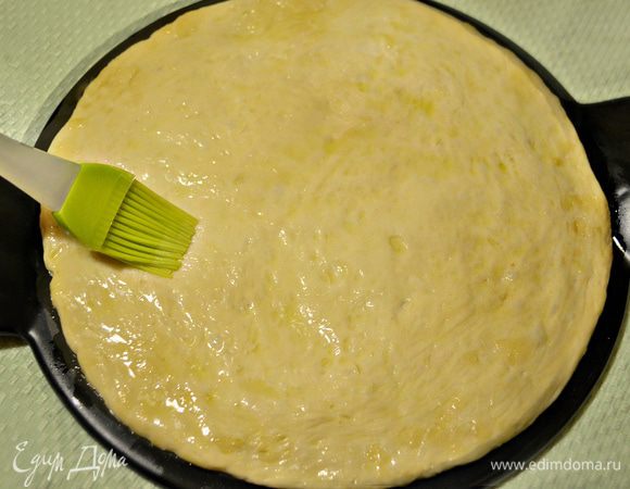 Затем тесто необходимо смазать оливковым маслом.
