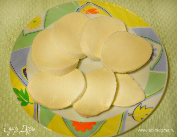 Моцареллу нарезать кружочками. 
