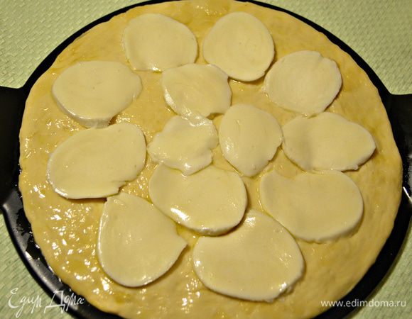 И выложить моцареллу на тесто.