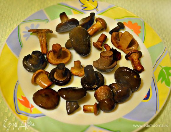 Лесные грибы отварить в подсоленной воде в течение 40 минут. Для пиццы нам потребуется 100 г уже отваренных грибов. За неимением лесных грибов можно, конечно, их заменить на шампиньоны.