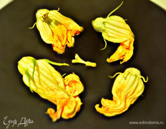 Подготовить цветы цукини. Их лучше не мыть, а аккуратно почистить с помощью кисточки. Затем аккуратно разрезать цветок и вынуть пестик.
