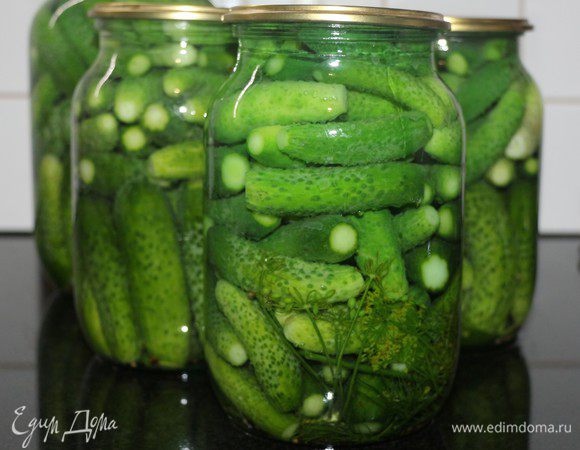 Заполнить банки огурцами и залить кипятком на 2 минуты (на литровую банку), 5 минут (на трехлитровую банку).