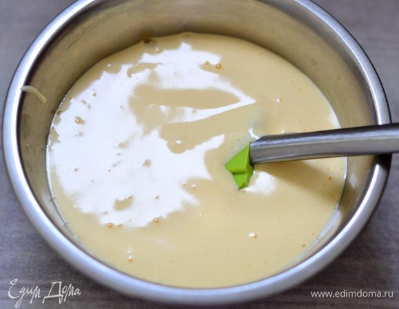 Готовим бисквит. Яйца разделить на белки и желтки. Желтки взбить с 2-мя ст. ложками сахара до светлого состояния.