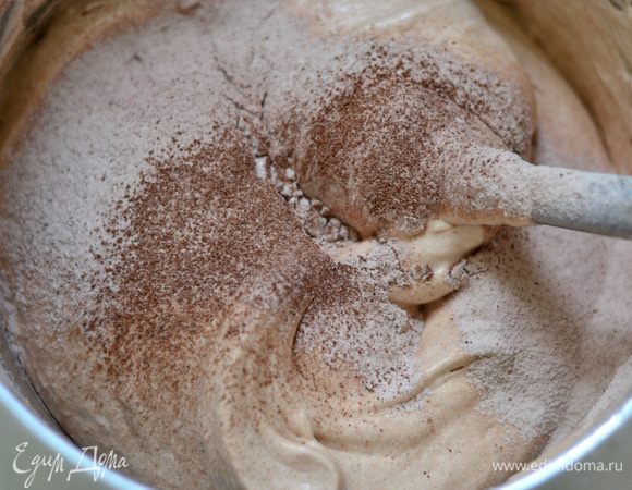 Добавить поэтапно просеянную муку с какао-порошком, лопаткой заворачивающими движениями перемешать.
