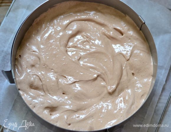 Тесто выложить в форму (21 см в диаметре) и выпекать в предварительно разогретой духовке при температуре 170 градусов минут 35-40.