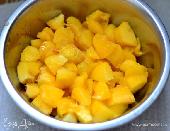 Персики и бананы очистить,и порезать на небольшие  кусочки.