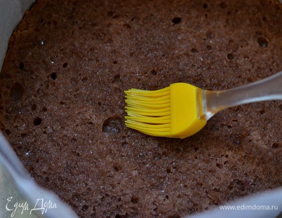 Выложить один корж в форму, застеленный пергаментом, также выстелить бока пергаментом. Пропитать бисквит по желанию, так как бисквит очень нежный, можно его и не пропитывать, но я люблю сочные тортики, поэтому пропитала сиропом с ликером (100 мл воды,75 г сахара проварить, остудить, добавить 2 ст.л. ликера), пропитать слегка бисквит, сироп должен быть густоватым и немного тягучим.