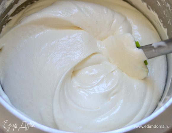 Готовим крем. Замочить желатин в воде, дать набухнуть, поставить в емкость с кипятком, растворить и остудить до комнатной температуры. В это время сливки взбить до густого кремообразного состояния, добавить, не переставая взбивать сгущенное молоко, возможно по вкусу вылить в крем не всю банку, добавить ликер и желатин, еще немного взбить, крем готов!