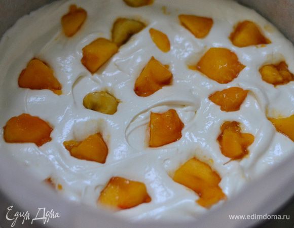 На корж выложить крем, не жалейте, его много и он очень вкусный, на крем -фрукты, и так поочередно.