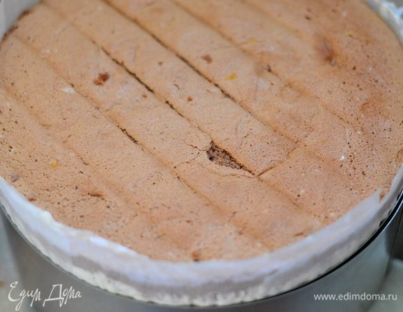 Накрыть последним коржом, также немного пропитать и в холодильник на ночь.