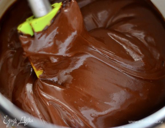 Готовим ганаш. Разогреть сливки, не кипятить, добавить поломанный шоколад, перемешать до однородности, остудить и в холодильник до застывания, как на пасту, например, нутелла.