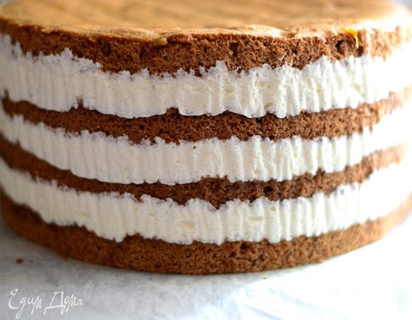 Торт вынуть, освободить от пергамента.