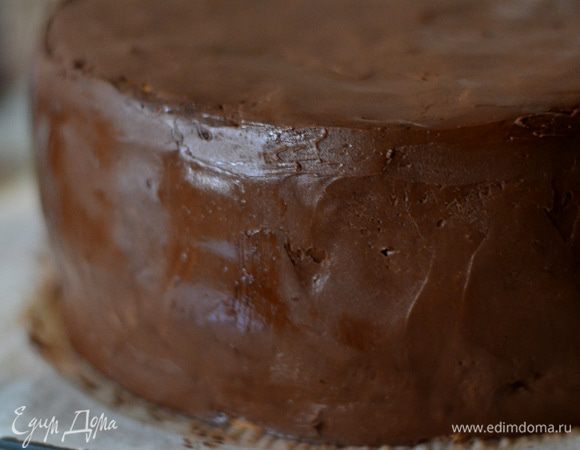 Смазать ганашом, тут нужно быть очень аккуратным, такие нежные тортики конечно лучше смазывать сливками, так как ганаш более плотный и смазывать им будет нелегко, поэтому если вы хотите не слишком утруждаться, просто украсьте торт взбитыми сливками.