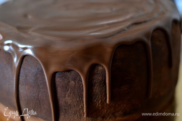 Полить тортик теплой глазурью. Для глазури сливки разогреваем, добавляем поломанный шоколад, если глазурь густая, добавьте немного теплого молока, сливочное масло для блеска, и полейте охлажденный тортик глазурью.