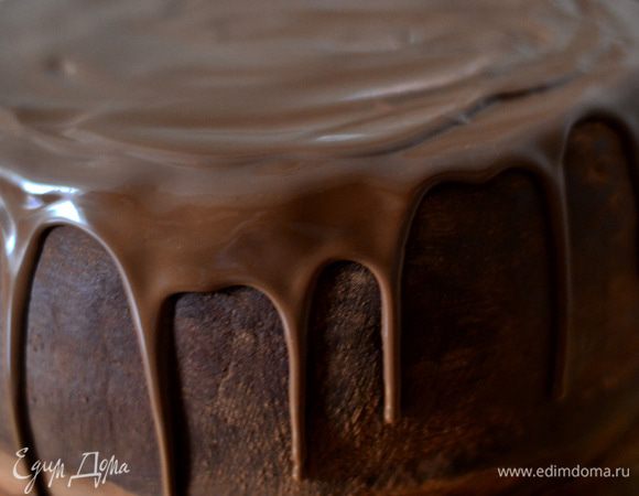 Полить тортик теплой глазурью. Для глазури сливки разогреваем, добавляем поломанный шоколад, если глазурь густая, добавьте немного теплого молока, сливочное масло для блеска, и полейте охлажденный тортик глазурью.