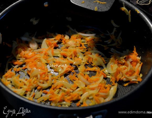 На оливковом масле обжарить тонко нарезанный лук, морковь и сельдерей. Готовить, помешивая, 10 минут. Затем добавить мелко нарубленный чеснок, лавровый лист и готовить еще 1 минуту.