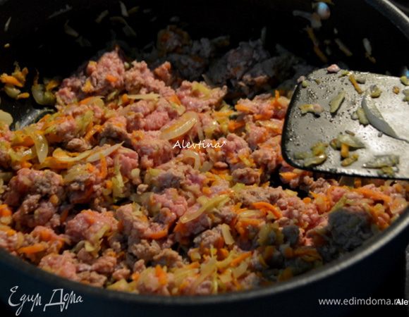 Добавить фарш, разделить на кусочки. Готовить 8 минут, помешивая. 