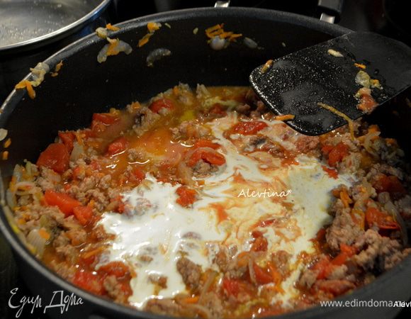 Добавить вино и готовить 5 минут, помешивая. Затем отправить в сотейник томаты в собственном соку. Если они целиковые, размять. Влить сливки, убавить огонь, перемешать и готовить, не накрывая крышкой, 10 минут. Закрыть крышкой и готовить примерно 1 час.