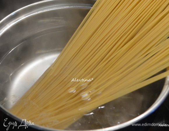 Отварить до готовности спагетти.