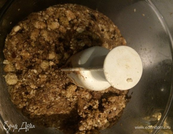 Все ингредиенты для корда, упомянутых в том разделе - в комбайн. Вжик-вжик (что в переводе с нашего быстрокулинарного означает - в импульсном режиме). 30-40 секунд итого!