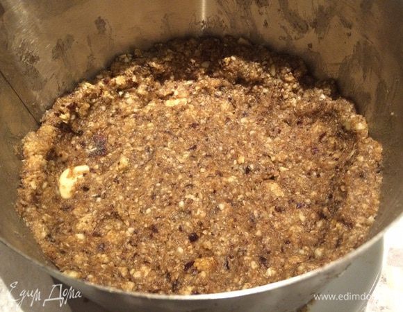 Получается консистенция мокрого песка или перемолотого с жидким маслом печенья, ну собственно как в человеческом Чизкейке :) Выкладываем на дно раздвижной формы. Купила себе раздвижной бортик с варьируемым диаметром (очень рекомендую👍). Сразу устанавливаю его на тарелку или подставку для будущего торта. Это очень экономит потом время и нервы по переносу!