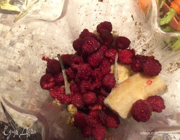 Малиновый слой:
Смотрите пункт ингредиенты, раздел "Малиновый слой".
Дружно стройным отрядом в  блэндэр! Вообще в блендере делаем всё кроме коржа, его рубим в комбайне. Почему!? Вперед! Проведите исследования самостоятельно:) Шутка! Не надо. Просто блендер вам сделает не тесто для коржа, а очень вкусную и очень липкую ириску.